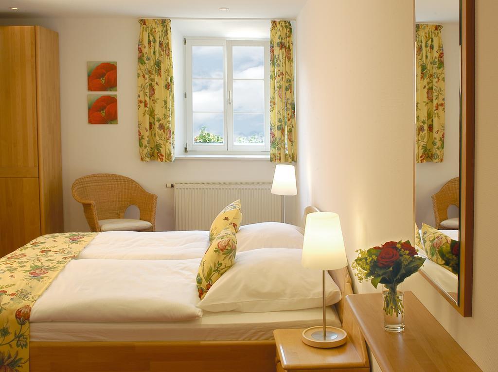 Landgasthof Und Hotel Weisser Lowe Eckental Room photo