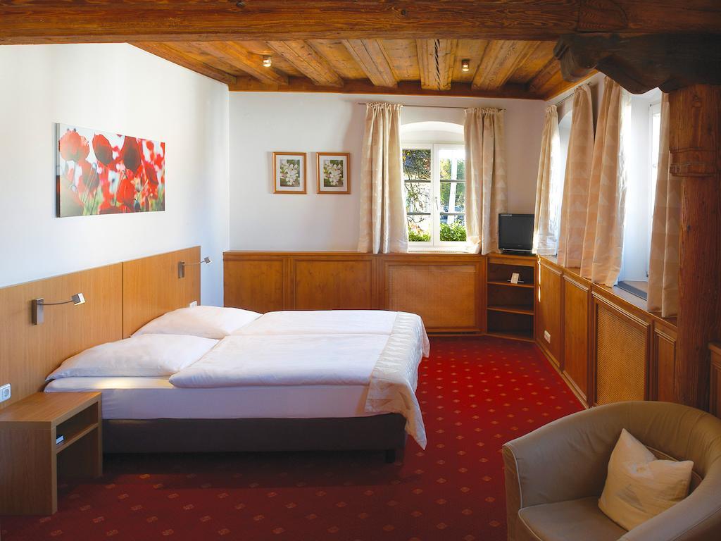 Landgasthof Und Hotel Weisser Lowe Eckental Room photo